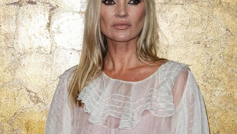 Kate Moss, accident vestimentar în plină stradă. Cum au surprins-o paparazzi, spre surprinderea tuturor