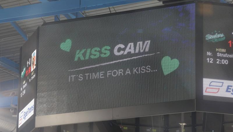 Aventura unui CEO faimos cu o angajată a fost dezvăluită în timpul unui concert Coldplay. Cum au încercat să se ascundă | VIDEO