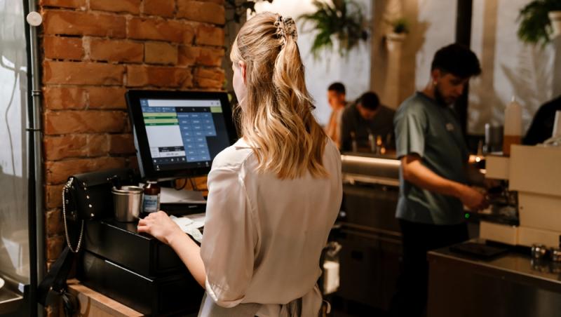 Cum reușește o chelneriță să-și convingă clienții să-i lase bacșiș mai mare. Metoda inedită care dă rezultate