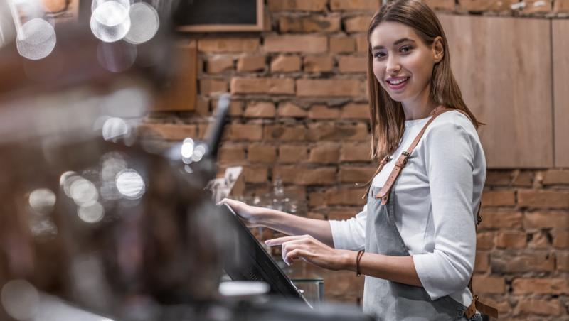 Cum reușește o chelneriță să-și convingă clienții să-i lase bacșiș mai mare. Metoda inedită care dă rezultate