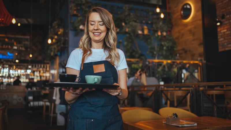 Cum reușește o chelneriță să-și convingă clienții să-i lase bacșiș mai mare. Metoda inedită care dă rezultate