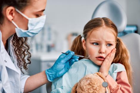 Cum îți ajuți copilul să depășească frica de dentist