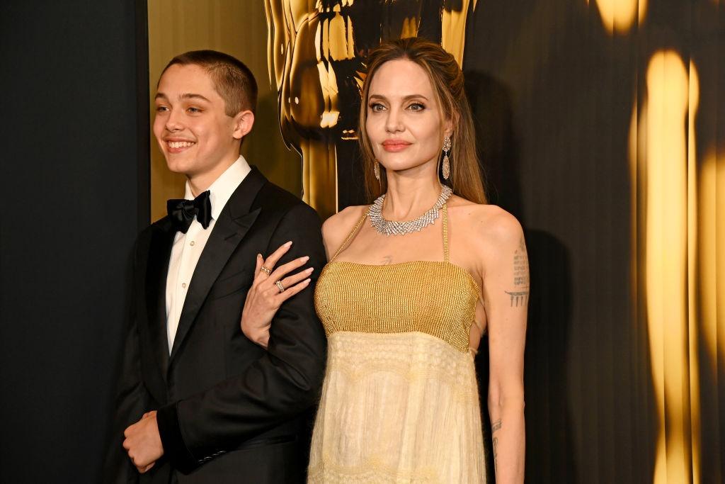 Angelina Jolie alături de fiul ei, Knox