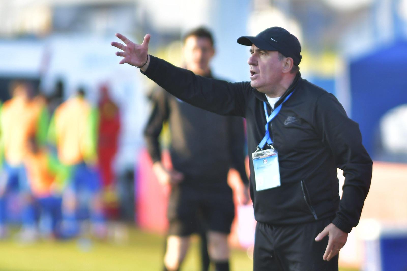 Gheorghe Hagi îmbrăcat în echipament sportiv, la un meci de fotbal