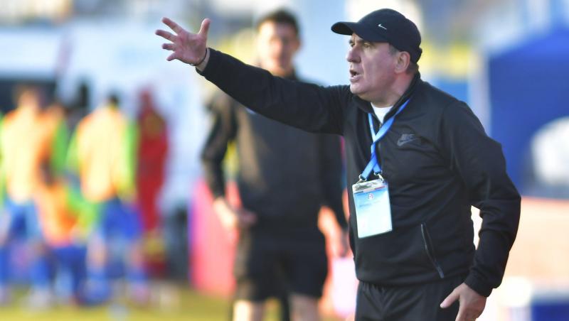 Gheorghe Hagi îmbrăcat în echipament sportiv, la un meci de fotbal