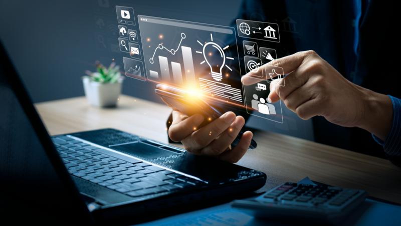 Analiza tendințele pieței pe laptop și tabletă cu săgeată ascendentă