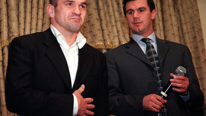 O imagine cu Leonard Doroftei și Mihai Leu îmbrăcați la costum