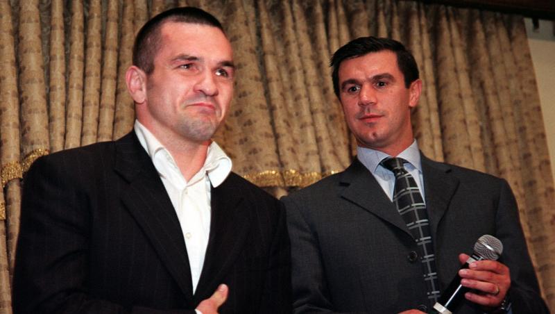 O imagine cu Leonard Doroftei și Mihai Leu îmbrăcați la costum