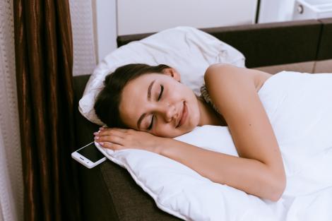 De ce nu trebuie să îți încarci telefonul sub pernă. Pericolul enorm la care te expui