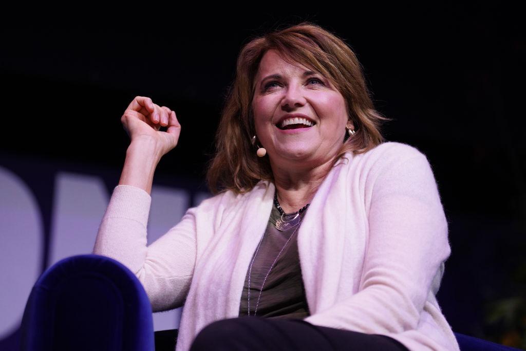 Lucy Lawless îmbrăcată cu o bluză roz, participând la o emisiune