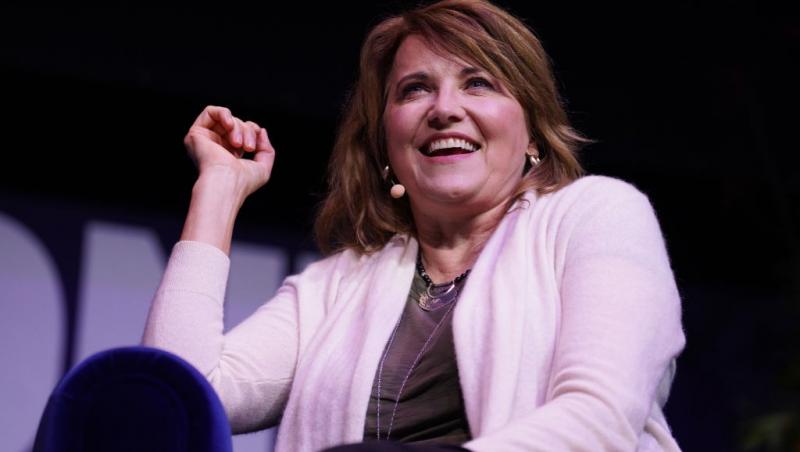 Lucy Lawless îmbrăcată cu o bluză roz, participând la o emisiune
