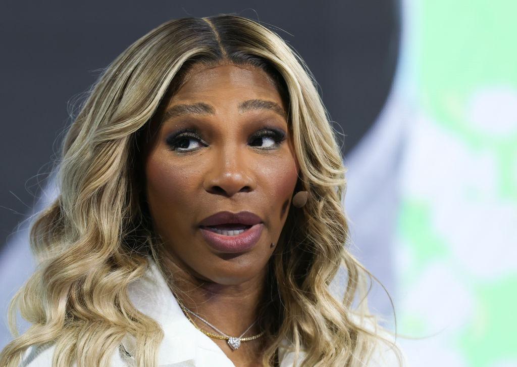 Serena Williams îmbrăcată într-o ținută albă, asortată cu mai multe lănțisoare strălucitoare