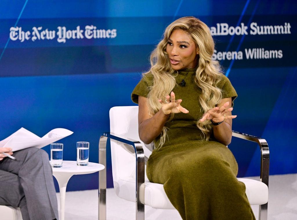 Serena Williams îmbrăcată cu o rochie kaki, mulată, vorbind la o emisiune