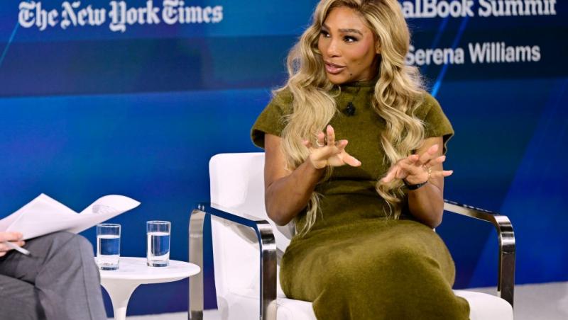Serena Williams îmbrăcată cu o rochie kaki, mulată, vorbind la o emisiune
