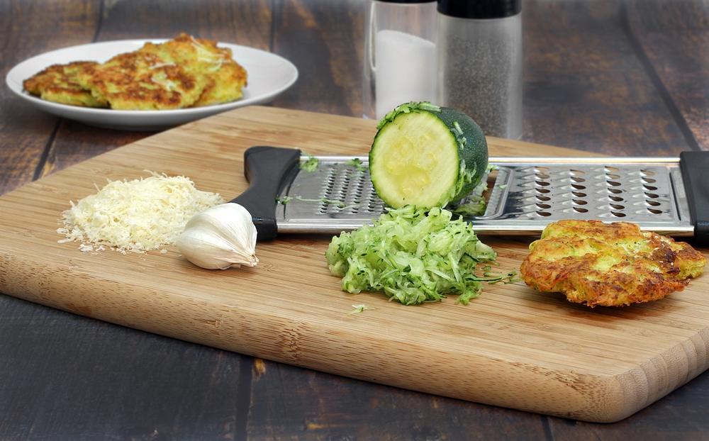 zucchini răzuiți pe un tocător
