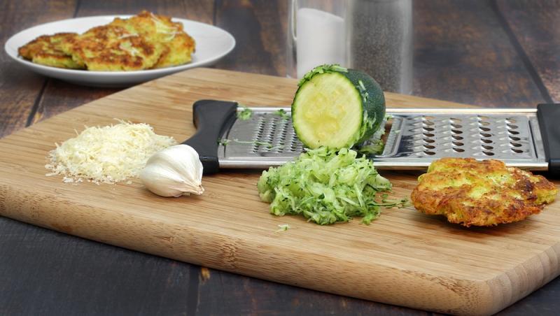 zucchini răzuiți pe un tocător