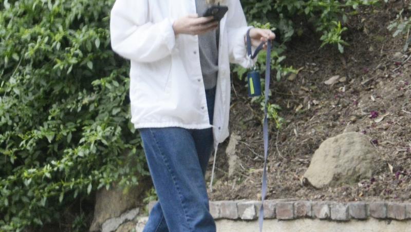 Diagnosticul pe care l-a primit o artistă după ce a purtat pantaloni prea strâmți