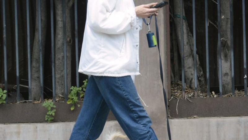 Diagnosticul pe care l-a primit o artistă după ce a purtat pantaloni prea strâmți