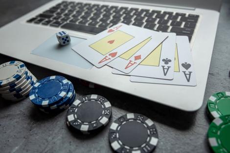 (P) Cum se joacă pokerul live online și ce trebuie să știi înainte de prima sesiune
