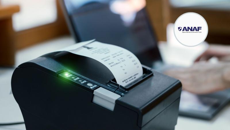 O casă de marcat care scoate un bon și emblema Agenției Naționale de Administrare Fiscală