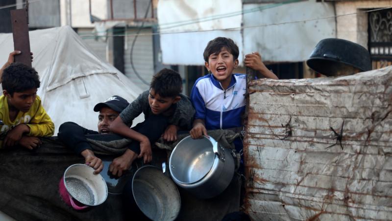 Biserica Sfânta Familie din Gaza, distrusă de un atac israelian mortal. Doi demnitari creștini au vizitat enclava palestiniană