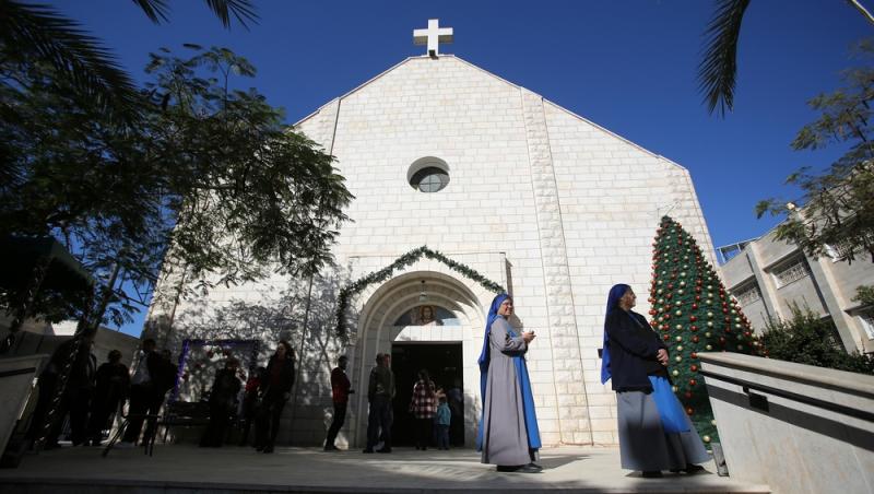 Biserica Sfânta Familie din Gaza, distrusă de un atac israelian mortal. Doi demnitari creștini au vizitat enclava palestiniană