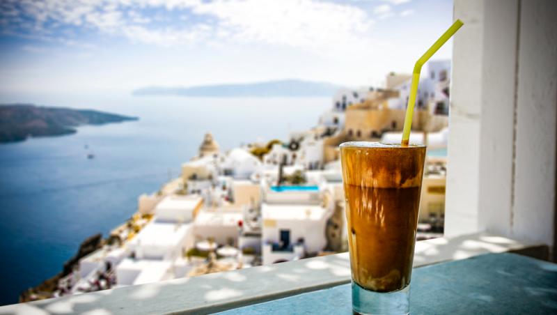 Rețeta originală pentru frappé. Cum a fost inventată dintr-o greșeală băutura populară