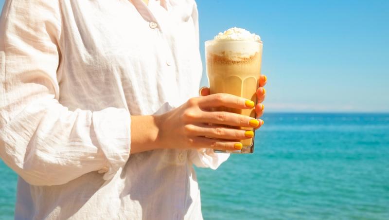 Rețeta originală pentru frappé. Cum a fost inventată dintr-o greșeală băutura populară