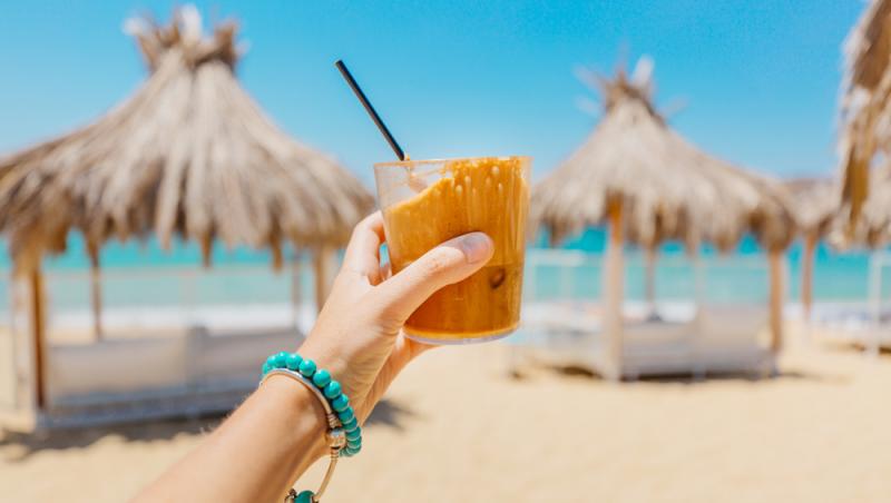 Rețeta originală pentru frappé. Cum a fost inventată dintr-o greșeală băutura populară