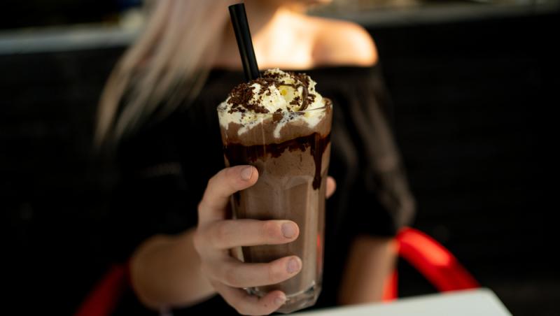 Rețeta originală pentru frappé. Cum a fost inventată dintr-o greșeală băutura populară