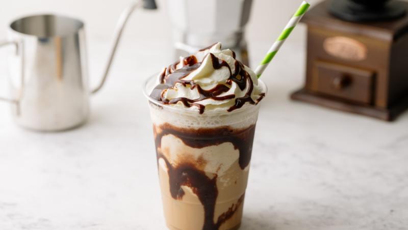 Rețeta originală pentru frappé. Cum a fost inventată dintr-o greșeală băutura populară