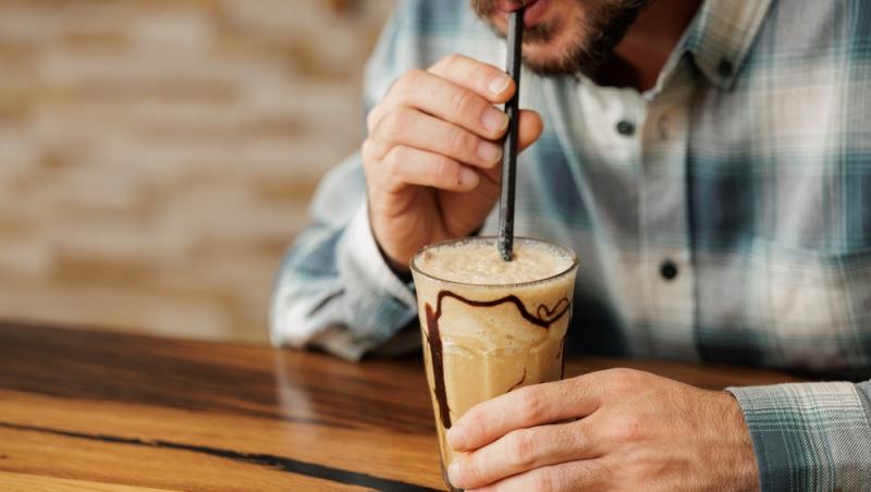 Rețeta originală pentru frappé. Cum a fost inventată dintr-o greșeală băutura populară
