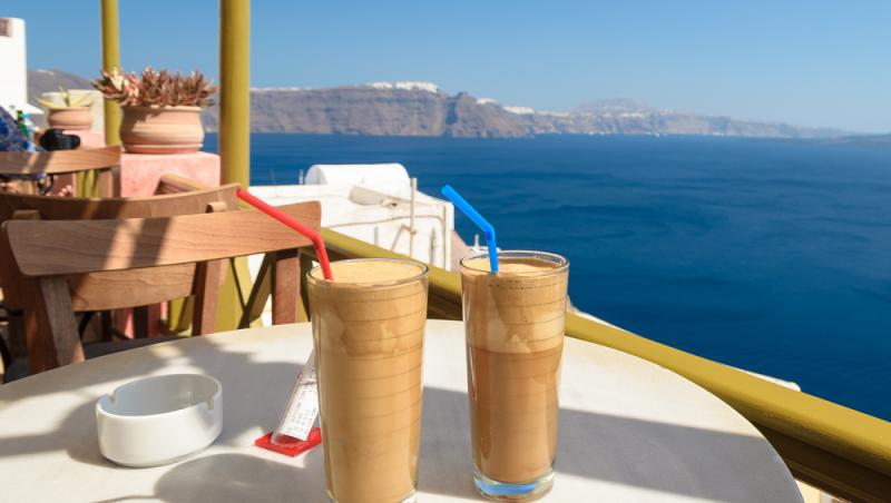 Rețeta originală pentru frappé. Cum a fost inventată dintr-o greșeală băutura populară