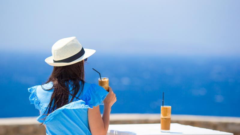 Rețeta originală pentru frappé. Cum a fost inventată dintr-o greșeală băutura populară