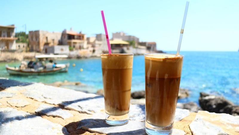 Rețeta originală pentru frappé. Cum a fost inventată dintr-o greșeală băutura populară