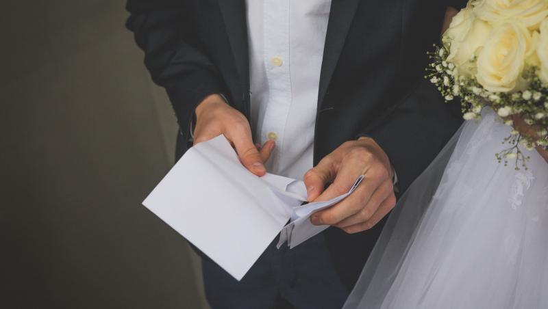 miri care deschid un plic de nunta