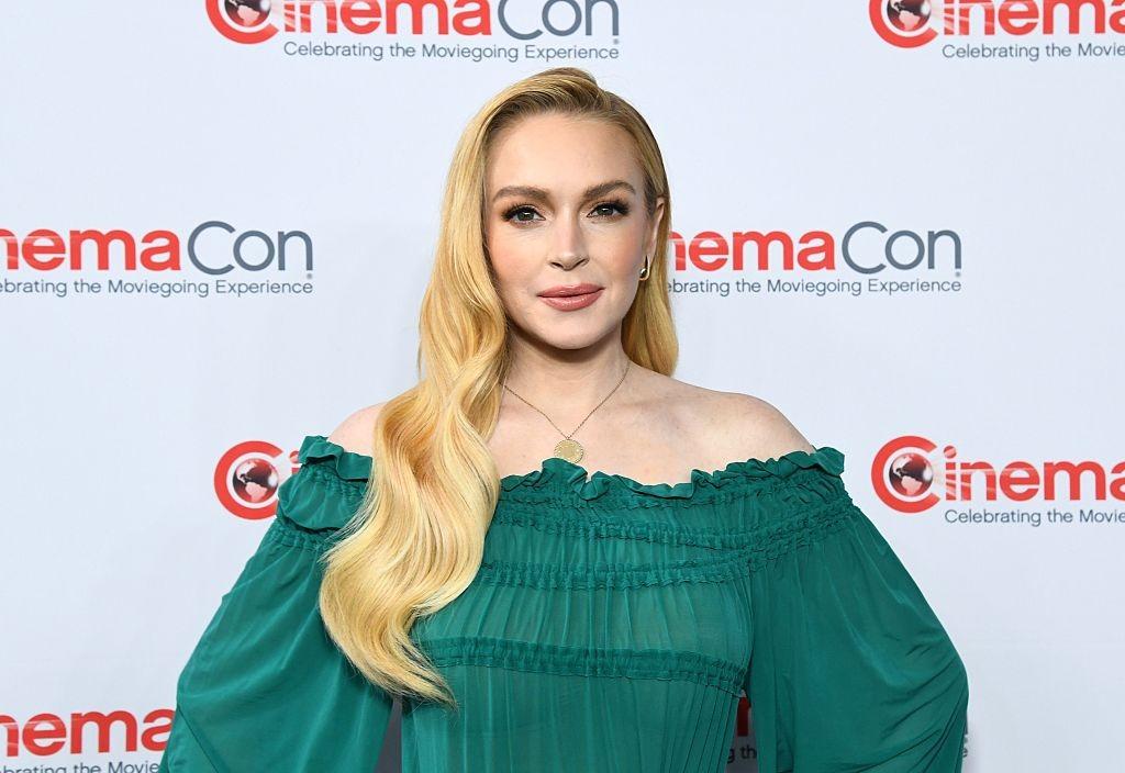 Lindsay Lohan îmbrăcată într-o rochie verde