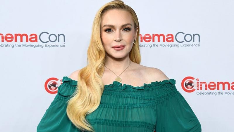 Lindsay Lohan îmbrăcată într-o rochie verde
