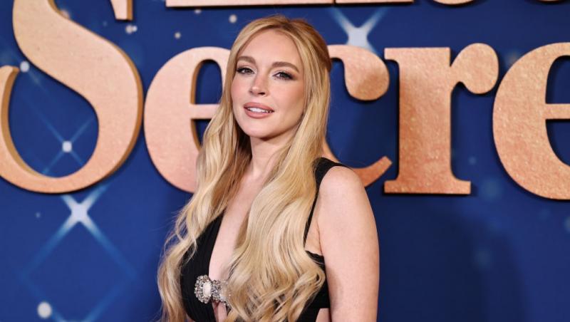 Lindsay Lohan îmbrăcată într-o rochie neagră, cu decupaje în zona bustului