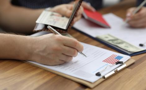 Ce este taxa suplimentară pe care românii trebuie să o plătească dacă vor să meargă în SUA. Cât va costa