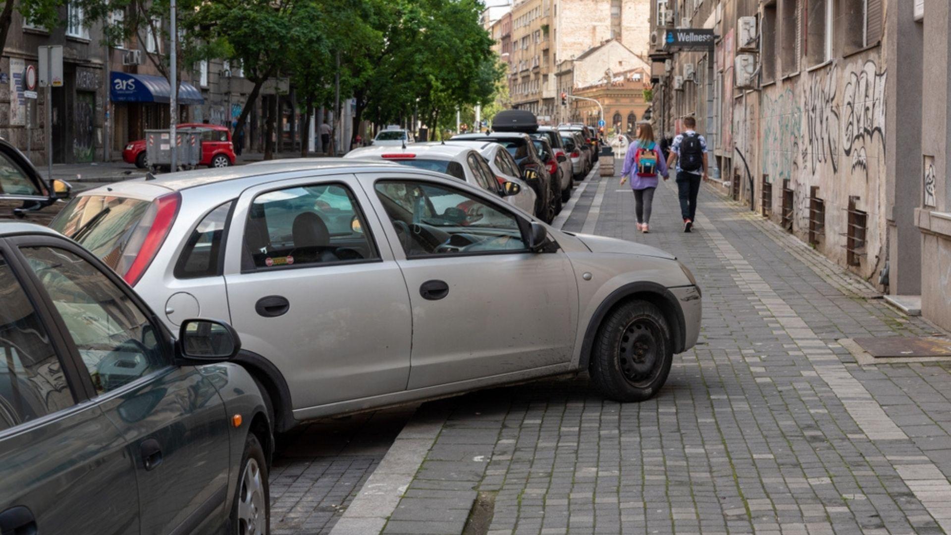 Ce amendă riscă șoferii care parchează pe trotuar. Sunt vizați inclusiv cei care își lasă mașina în fața casei