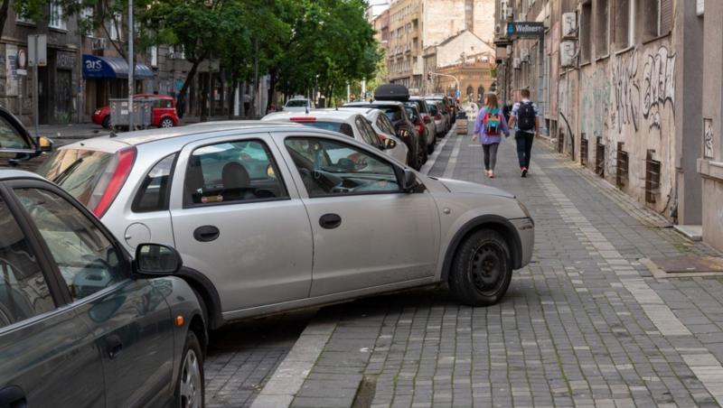 Ce amendă riscă șoferii care parchează pe trotuar. Sunt vizați inclusiv cei care își lasă mașina în fața casei