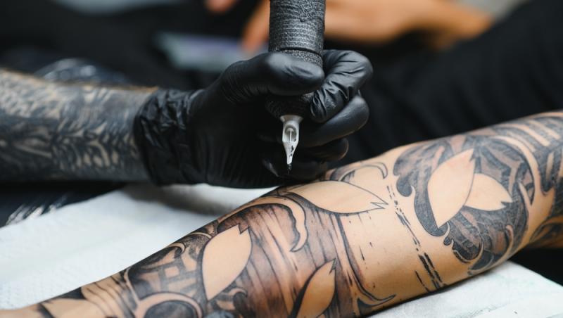 O influenceriță a cheltuit peste 30.000 de dolari pe tatuaje și nu se oprește aici. Cum arată și ce impact a avut asupra vieții ei