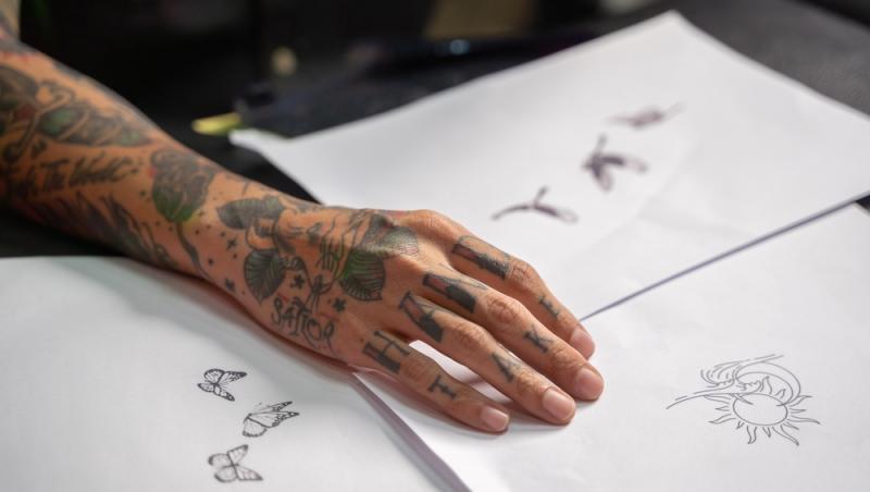 O influenceriță a cheltuit peste 30.000 de dolari pe tatuaje și nu se oprește aici. Cum arată și ce impact a avut asupra vieții ei