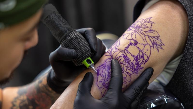 O influenceriță a cheltuit peste 30.000 de dolari pe tatuaje și nu se oprește aici. Cum arată și ce impact a avut asupra vieții ei