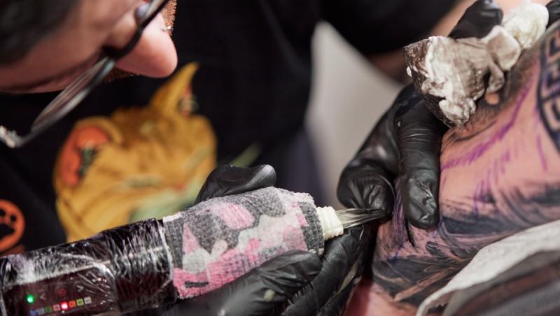 O influenceriță a cheltuit peste 30.000 de dolari pe tatuaje și nu se oprește aici. Cum arată și ce impact a avut asupra vieții ei