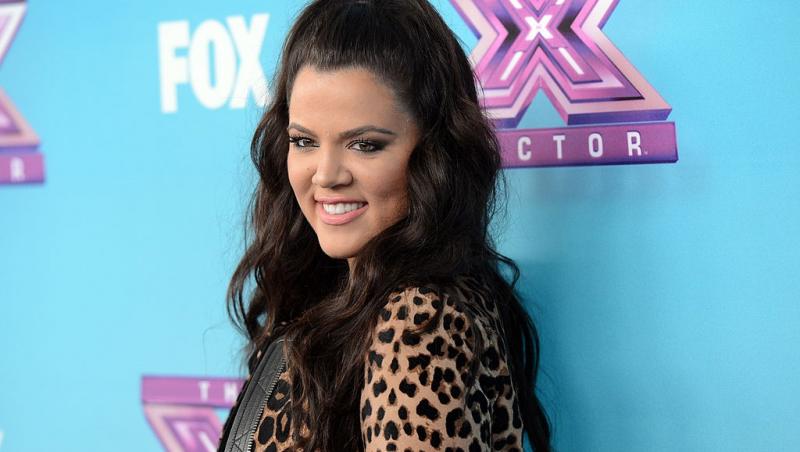 Khloé Kardashian îmbrăcată într-o ținută cu imprimeu leopard