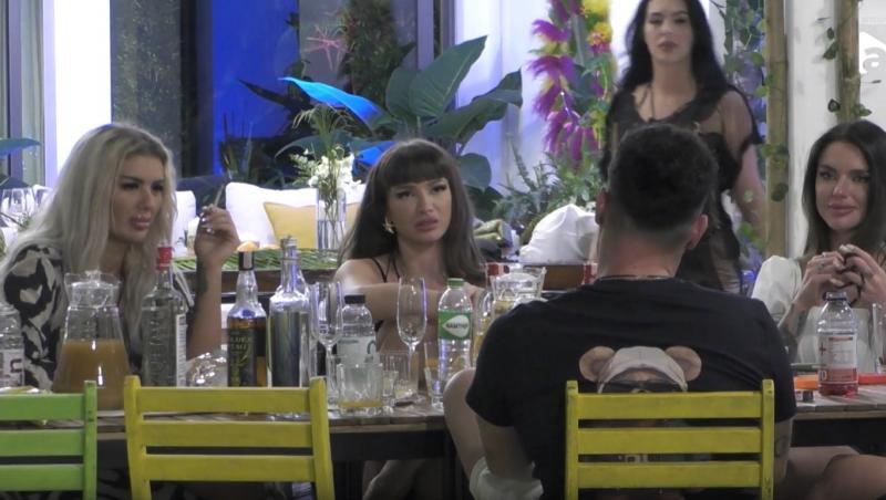 Insula Iubirii Plus, sezonul 9. Imaginile din casa băieților care nu s-au văzut TV. Cum s-au apropiat Claudiu și ispita Cristina