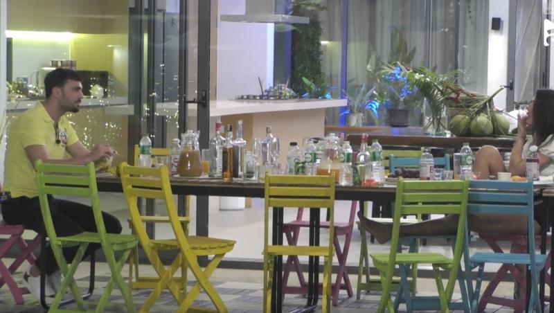 Insula Iubirii Plus, sezonul 9. Imaginile din casa băieților care nu s-au văzut TV. Cum s-au apropiat Claudiu și ispita Cristina