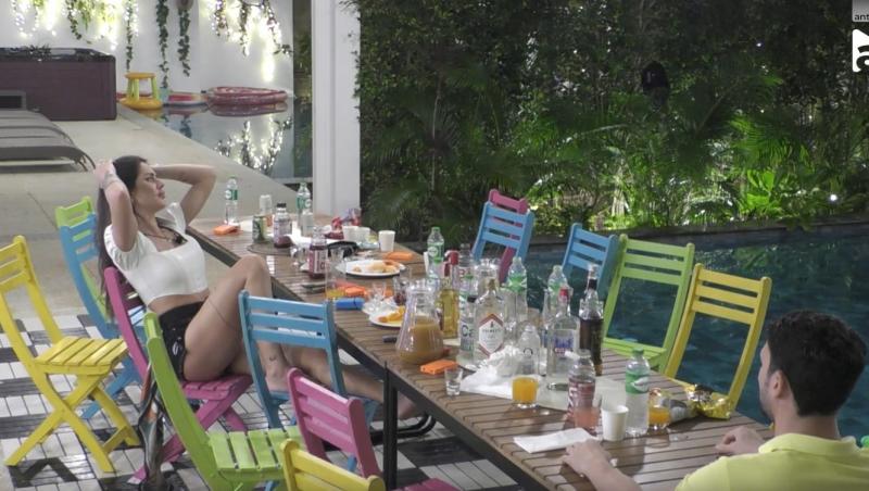 Insula Iubirii Plus, sezonul 9. Imaginile din casa băieților care nu s-au văzut TV. Cum s-au apropiat Claudiu și ispita Cristina